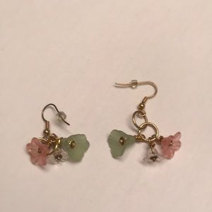 NWOT Acrylic Flowered Drop Earrings